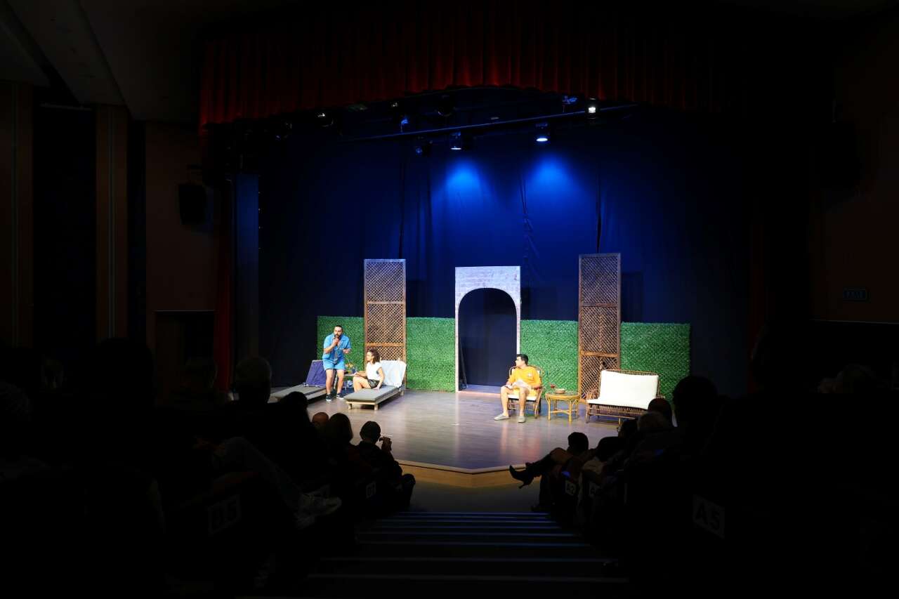 Bodrum Belediyesi Şehir Tiyatrosu Yeni Sezonu Dünya Prömiyeriyle Açtı 4